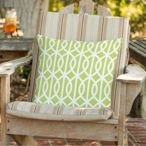 NEVER BEEN USED SET OF 2 OUTDOOR/INDOOR LIME GREEN THROW PILLOWS 20 X20 - Picture 2 of 7